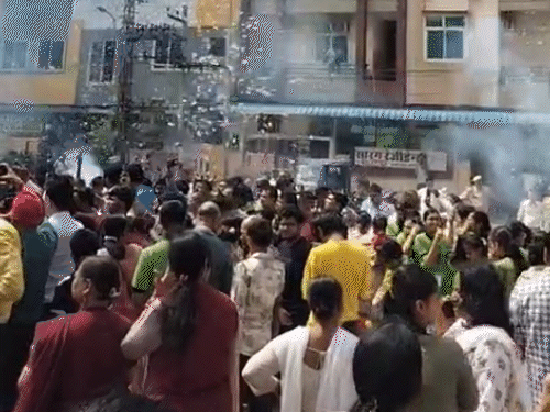 बच्चों के साथ उनके फ्रेंड्स और परिवार भी सक्सेस को सेलिब्रेट करने के लिए इंस्टीट्यूट्स में पहुंचे।
