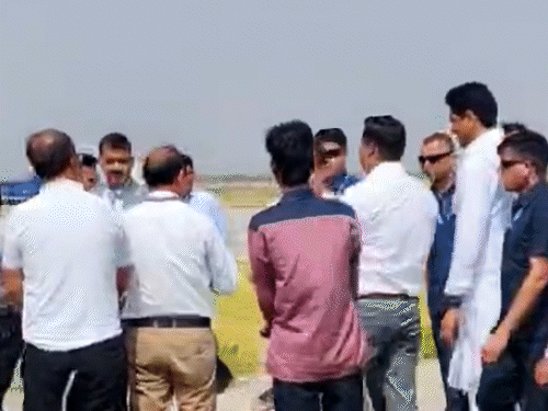 किशनगढ़ एयरपोर्ट पर अगवानी करने आए लोगों से मिलते राहुल गांधी।