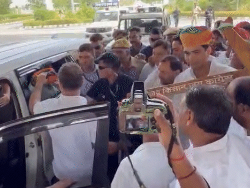 राहुल गांधी को हल भेंट करते किशनगढ़ विधायक विकास चौधरी।
