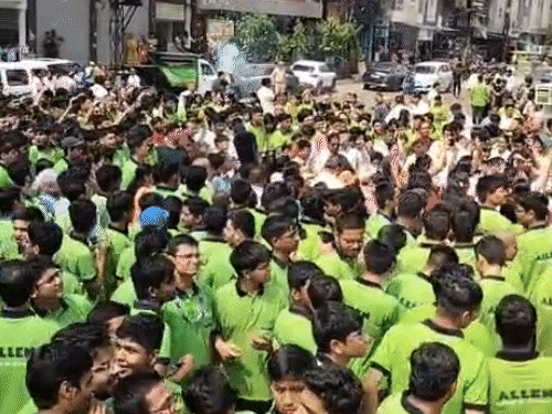 स्टूडेंट्स ने बताया कि पूरे साल भर कड़ी मेहनत के बाद आज जश्न मनाने का मौका है। अब खूब एन्जॉय कर रहे हैं।