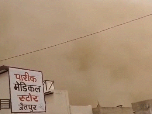 On May 29, the weather in Bikaner suddenly changed, and darkness fell during the day.