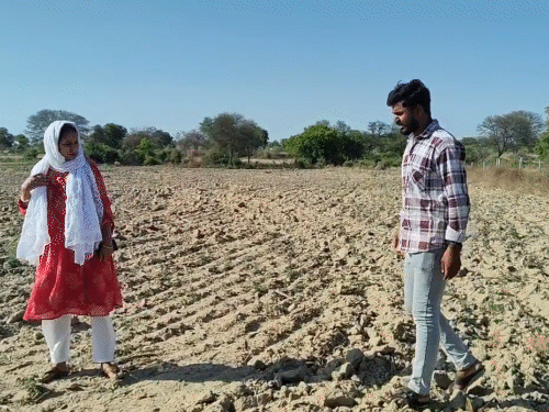 अभिलेखों में मजदूरों के काम करने का जिक्र है, लेकिन मौके पर कोई भी मजदूर मौजूद नहीं था।
