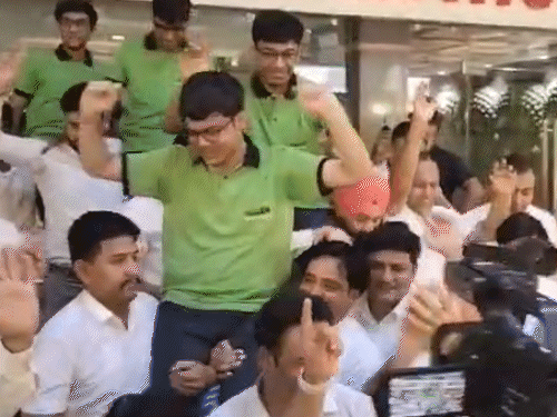 अलग-अलग कोचिंग्स में टीचर्स स्टूडेंट्स को कंधे पर बैठाकर बाहर निकले।