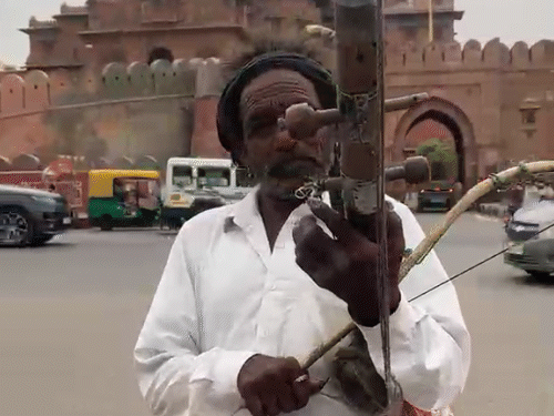 The picture is of Junagarh Fort. Usually, crowds of buses are seen here. Now there is silence here. There is no one to listen to the folk artists here.