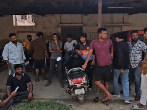 परिजनों का आरोप है कि मोहल्ले के युवकों ने घर पर पत्थरबाजी की थी।