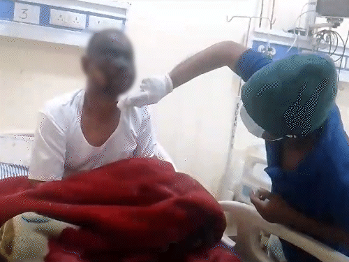 दिल्ली के सफदरजंग हॉस्पिटल में 6 महीने इलाज के बाद भी मुजफ्फर अली की आंखों की रोशनी वापस नहीं आई।