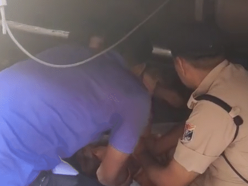 इस दौरान संतुलन बिगड़ने से वह सीधे ट्रेन और पटरी के नीचे जा गिरी.