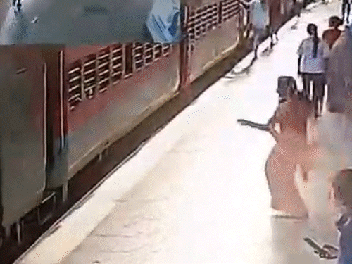 महिला अपने बच्चे के साथ दौड़कर ट्रेन पकड़ने की कोशिश कर रही थी.