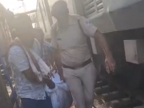 रेलवे स्टाफ ने सफाई कर्मियों की मदद से महिला को ट्रैक से बाहर निकाला।