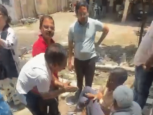 कॉलोनी के लोग हाथ जोड़ कर पूर्व महापौर को अपनी समस्या बता रहे थे।