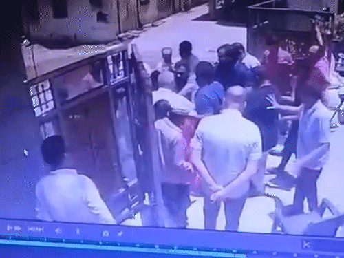 बिलासपुर में बिल्डर से मारपीट का CCTV वीडियो भी सामने आया है। - Dainik Bhaskar