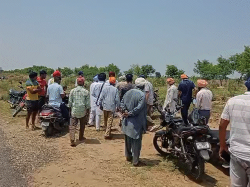 मौके पर बाइक और चप्पलें बरामद हुई। मामले की जांच करती हुई पुलिस।