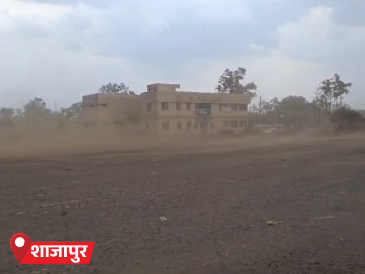 मध्य प्रदेश के शाजापुर में सोमवार दोपहर धूल भरी आंधी चली।