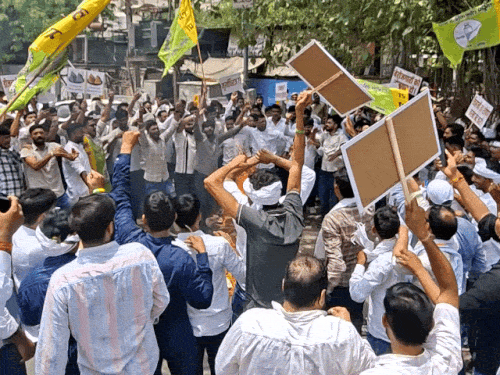सीकर में आरएलपी कार्यकर्ताओं ने सीएम भजनलाल का पुतला फूंका।