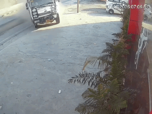 बस को टक्कर मारने के बाद डंपर ढाबे में जा घुसा।