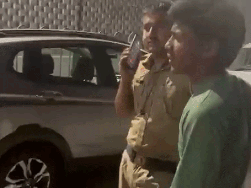 पंचकूला में आरोपी को पकड़े हुए कांस्टेबल विपिन।