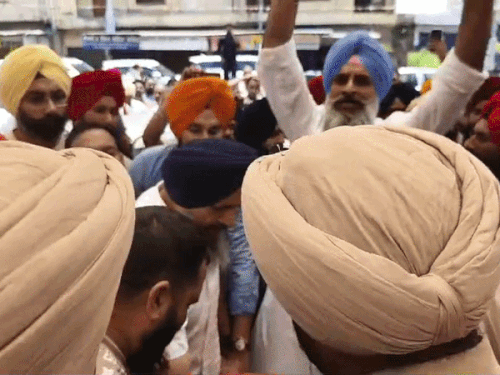 थाने के बाहर मजीठिया पूरे एग्रेसिव मूड़ में दिखे।