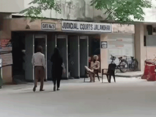 पुलिस जिला कोर्ट काम्पलेक्स को चेक कर रही है।