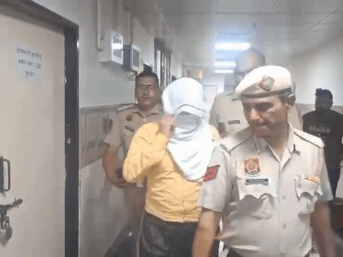 आरोपी डॉक्टर को लेकर जाती पुलिस।