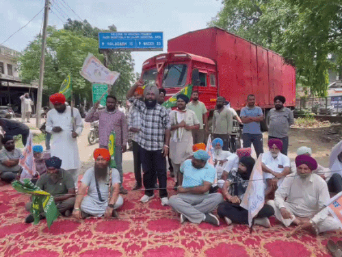 नारेबाजी करते हुए किसान।