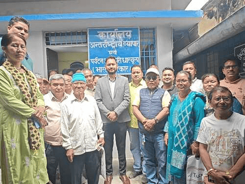 व्यापार कार्यालय का उद्घाटन करते व्यापार अधिकारी आशीष जोशी।