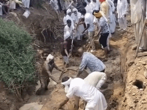 हांसी के गांव चैनत में भाखड़ा पेयजल लाइन को उखाड़ते ग्रामीण। - Dainik Bhaskar