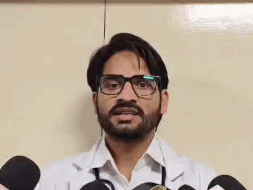 लड़की के साथ हुई घटना के बारे में बताते डॉ. उपेंद्र।