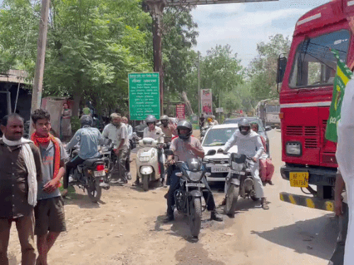 मौके पर लगी लोगों की भीड़।