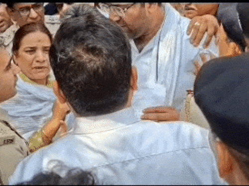 रोहतक में एसपी राजपुरोहित से होती विधायक अर्जुन चौटाला की बहस। - Dainik Bhaskar
