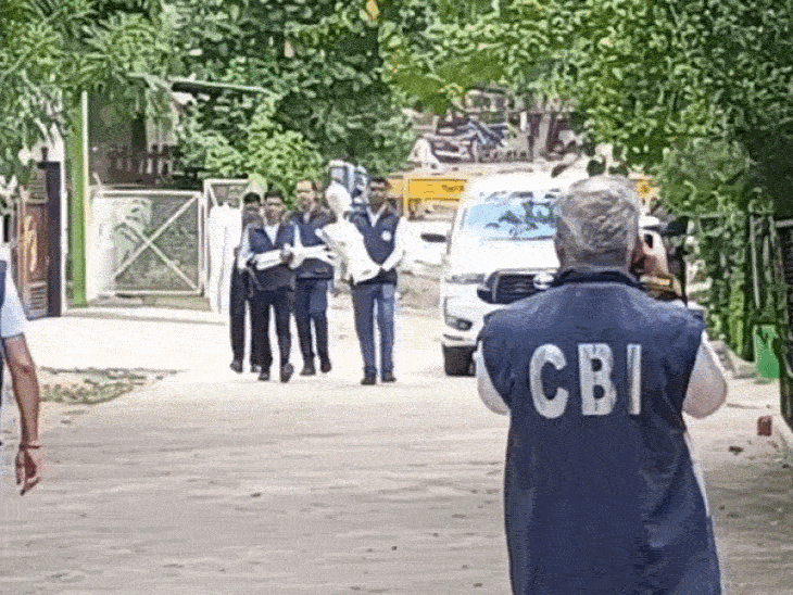 सीबीआई की टीम सोमवार (1 जून) को गिरिबाला सिंह के घर डमी लेकर पहुंची।