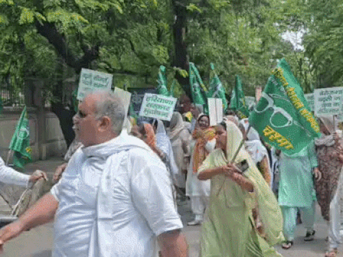 प्रोटेस्ट में महिलाएंऔर काफी संख्या में लोग भी शामिल हुए