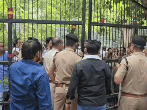आखिरकार इनेलो के कार्यकर्ताओं ने जबरदस्ती गेट खोल दिया तो पुलिस रोक नहीं पाई।