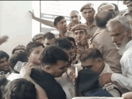 रोहतक में विधायक अर्जुन चौटाला और इनेलो कार्यकर्ताओं को रोकती पुलिस।