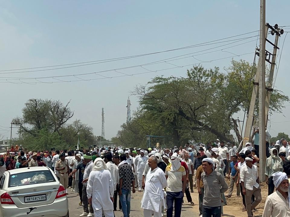 हांसी-बरवाला रोड पर ग्रामीणों ने जाम लगा दिया है।