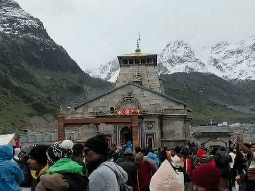 शनिवार को केदारनाथ की ऊंची चोटियों पर बर्फबारी हुई।