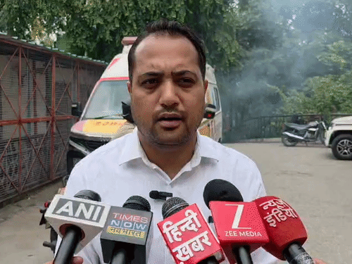 हादसे की जानकारी हरिद्वार एसडीएम अजय वीर सिंह दे रहे हैं.