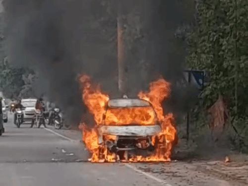Lakhimpur Car Fire | Driver Jumps Out, Traffic Disrupted