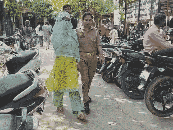 संभल कोर्ट से उम्रकैद की सजा सुनाए जाने के बाद पुलिस कहकशां को जेल ले गई। इस दौरान वह दुपट्‌टे से अपना चेहरा छिपाए रही।
