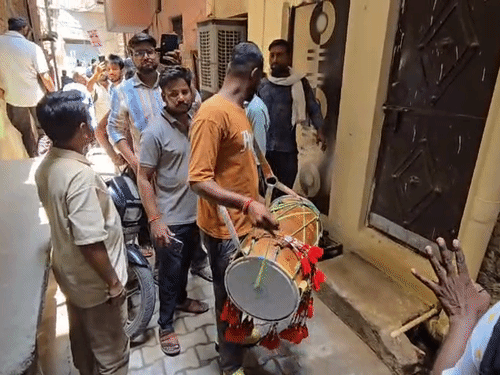प्रशासन ने ढोल बजवाकर लोगों को नोटिस चस्पा करने की जानकारी दी।