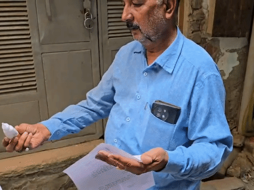 असद के घर के बाहर प्रशासन ने नोटिस चस्पा किया।