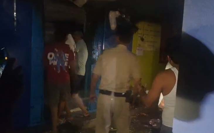 घटना की सूचना मिलने के बाद पुलिस और दमकल विभाग की टीम मौके पर पहुंची।