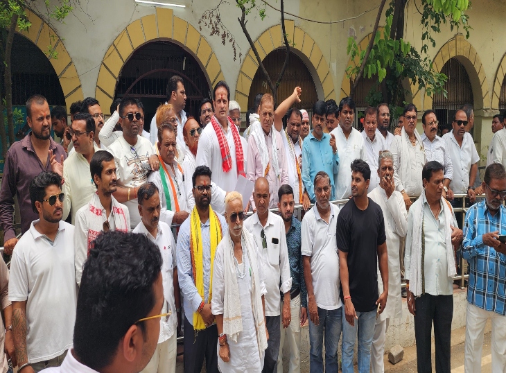 कांग्रेस नेता विकास उपाध्याय के नेतृत्व में प्रदर्शन।