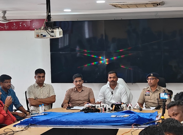 आरोपियों की गिरफ्तारी की जानकारी देते हुए पुलिस अधिकारी।