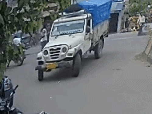 Ludhiana Pistol Point Robbery Attempt | Bike Escape CCTV Footage latest ...