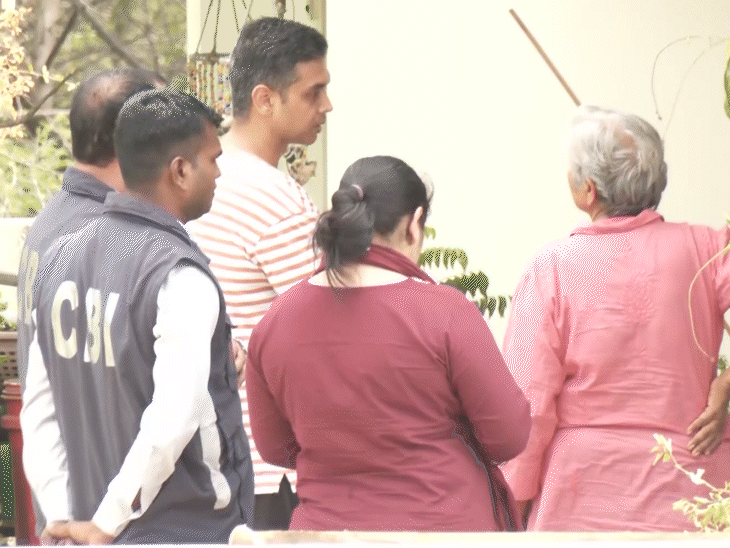 सीबीआई की टीम ट्विशा के पति समर्थ और सास को लेकर उनके घर पहुंची।