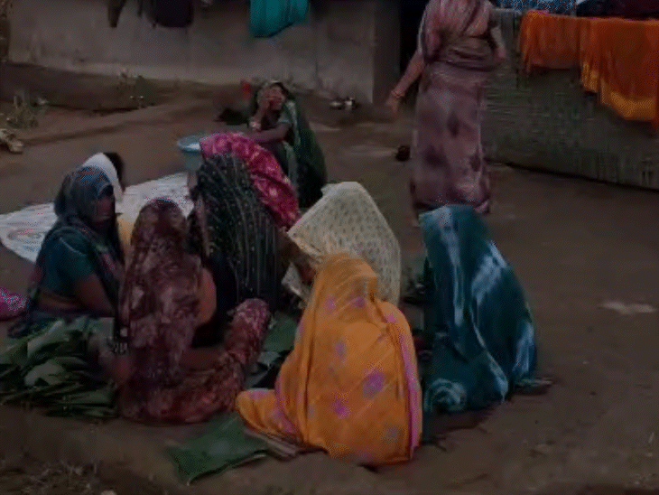 घटना के बाद अनिता के घर पर महिलाओं की भीड़ जमा हो गयी
