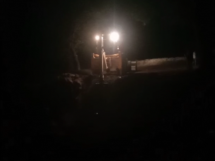 दो जेसीबी की मदद से कुएं से मलबा हटाया जा रहा है.