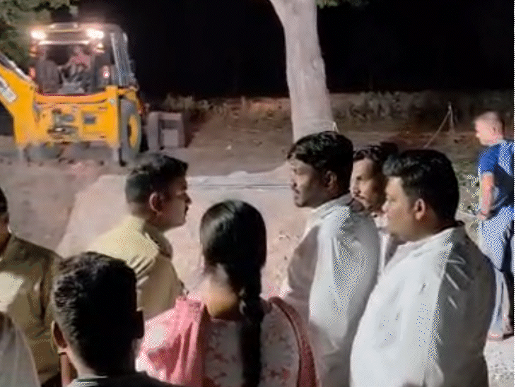 पुलिस और प्रशासन की टीम मां-बेटी के रेस्क्यू में जुटी हुई है.