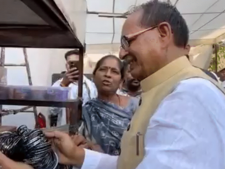 विदिशा में केंद्रीय मंत्री शिवराज सिंह चौहान ने पत्नी साधना सिंह के लिए चूड़ियां खरीदी।