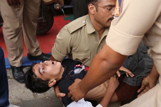 RCB के IPL विक्ट्री सेलिब्रेशन में 2 पुलिसकर्मी बेहोश बच्चे को हॉस्पिटल ले जाते हुए।